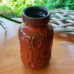 Vintage Vaasje W. Germany in roodtinten en krulmotief